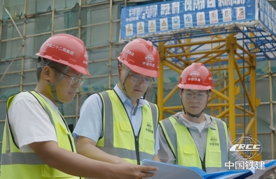 蔡汶翰(左2)與技術(shù)團(tuán)隊(duì)現(xiàn)場核圖攻堅(jiān)(龔雪萍 供圖).jpg